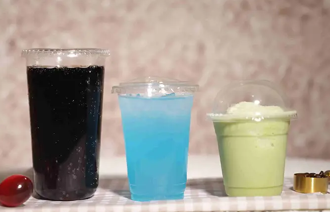 Apakah piawaian makanan yang mesti dipenuhi oleh cawan minuman sejuk PLA semasa pengeluaran?